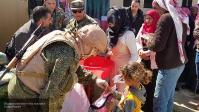 Российские военные передали 400 продовольственных наборов жителям Сирии