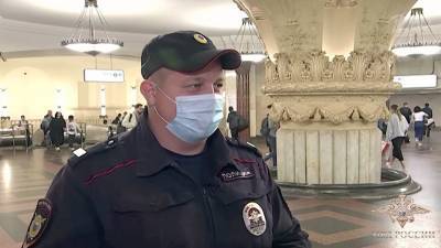 Сотрудник полиции московского метрополитена спас упавшего на рельсы мужчину
