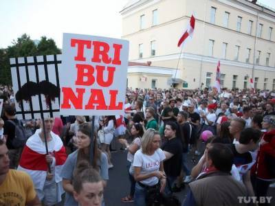 Возле СИЗО на Володарского в Минске собрались тысячи митингующих. Они кричали "Отпусти!"