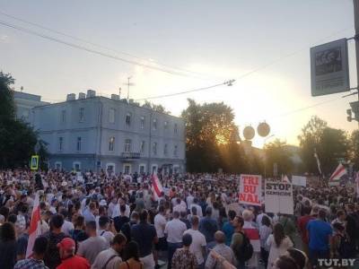 К СИЗО №1 в Минске пришли тысячи митингующих
