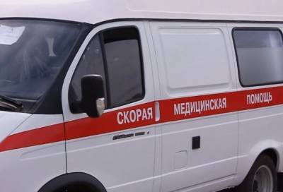 На трассе Санкт-Петербург - Гатчина легковушка врезалась в отбойник