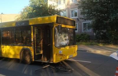 Велосипедист попал под колеса автобуса на улице Шаврова