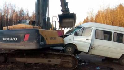 В Псковской области микроавтобус столкнулся с трактором