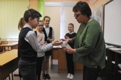 В Департаменте образования Москвы пояснили, сколько зарабатывают учителя