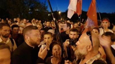 Сотни протестующих собрались у СИЗО в Минске — видео