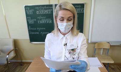 Российских учителей обяжут носить защитные маски в течение рабочего дня