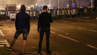 Директора белорусского телеканала уволили за видео с насилием на митингах