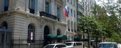 Мужчина забросал камнями консульство РФ в Нью-Йорке и угрожал дипломатам