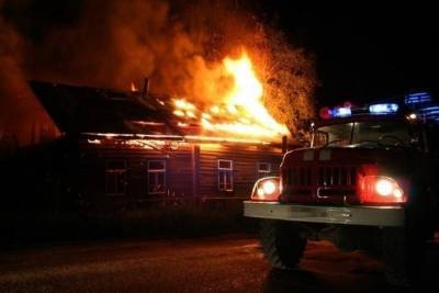 Жилой дом сгорел в Новосибирске: огонь перекинулся на соседний участок