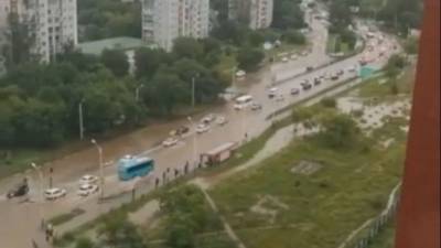 Ливень превратился в потоп: в Благовещенске объявлен режим ЧС — видео