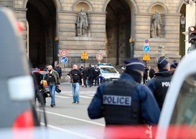 Мужчина с мачете и криком «Аллах акбар» напал на военных у Лувра