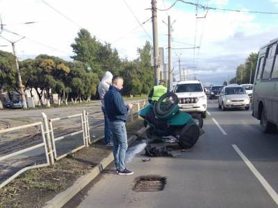 В Челябинске перевернулся мотоцикл с коляской. Водитель в больнице