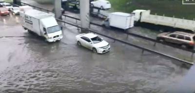 В Екатеринбурге из-за сильного потопа перекрыли улицу Шефская