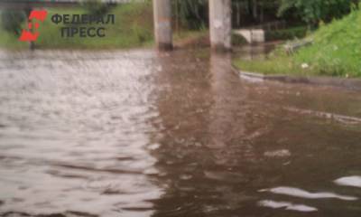 В Екатеринбурге с улицы Шефской второй день не уходит вода