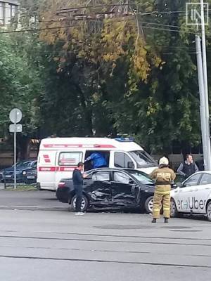 В Екатеринбурге проехавший на красный таксист устроил ДТП: пострадал человек