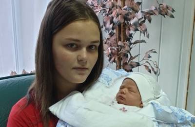 Под Киевом пропала юная мама с малышом, фото: "Вышла на прогулку и..."