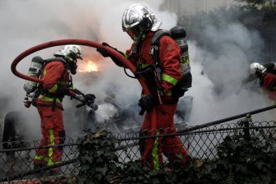 В Днепре горел частный дом: спасатели вывели из огня пожилую женщину