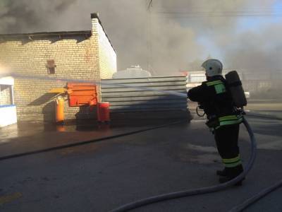 Пожар на складе лаков и красок в Канавинском районе потушен