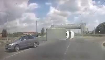 Появилось видео момента ДТП с перевернувшимся грузовиком на трассе под Воронежем