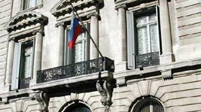 В Нью-Йорке мужчина забрасывал камнями консульство РФ и угрожал дипломатам убийством