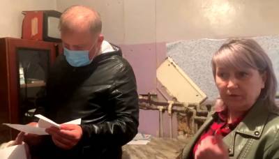 Жители автозаводского дома ищут помощи в борьбе с разрухой и плесенью