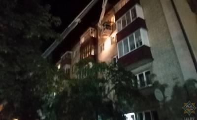 В Речице пьяная женщина собиралась спрыгнуть из окна пятого этажа, ее спасли — фото