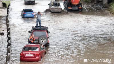 На затопленной Шефской машины продолжают уходить под воду (ФОТО)