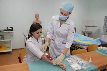 В Узбекистане с 25 августа начнется онлайн-прием в колледжи и техникумы системы здравоохранения