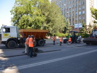В Николаеве коммунальщики уже второй раз за лето ремонтируют дорогу к приезду Зеленского