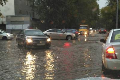 Плавающие авто и затопленные дома: российский город превратился в Венецию из-за стихии (фото)