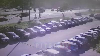 Видео: легковушку развернуло после ДТП на Московском шоссе