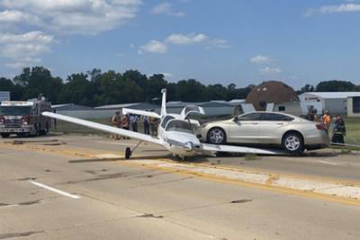 Легковой автомобиль въехал на крыло самолета после аварийной посадки на шоссе