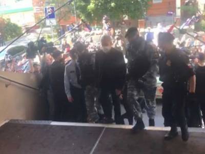 Ефремов пришел в суд после больницы и сохранил молчание