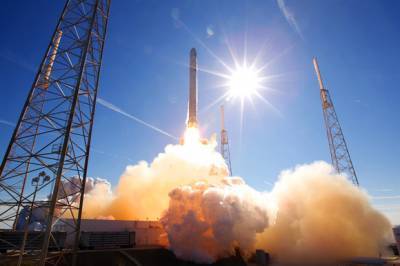 SpaceX готовится вывести на орбиту очередную партию интернет-спутников