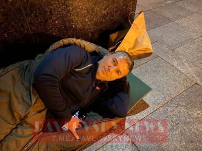 Протестует против приезда хасидов из «красной зоны»: Мэр Умани ночевал под Офисом президента