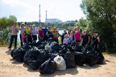 В Смоленске волонтеры убрали почти тонну мусора с берега озера ТЭЦ-2