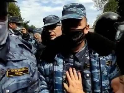 Три человека задержаны на митинге за отставку участвовавшего в разгоне защитников Куштау чиновника