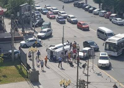 7 человек пострадали в ДТП с участием маршрутки в Волгограде
