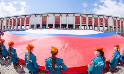 Огромный триколор развернут у Музея Победы в День Государственного флага