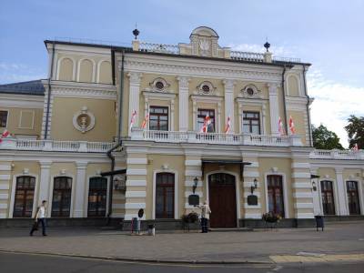 Фотофакт. Купаловский театр в бело-красно-белых флагах