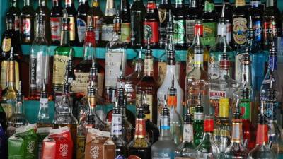 В Севастополе мужчина выпил в магазине бутылку водки и не расплатился