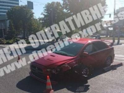 В Днепре на Гагарина водитель Mitsubishi снес светофор