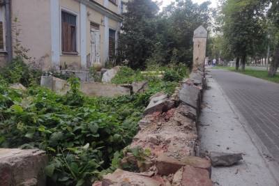 Здание бывшего детсада в центре Пскова осталось без забора
