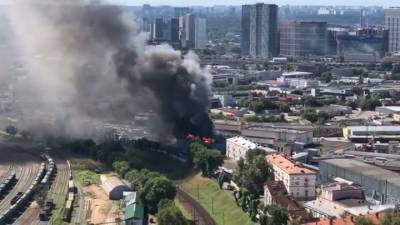 Сильный пожар вспыхнул на заводе на севере Москвы