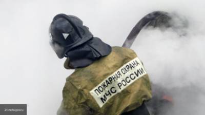 Кровля производственного здания горит на севере Москвы