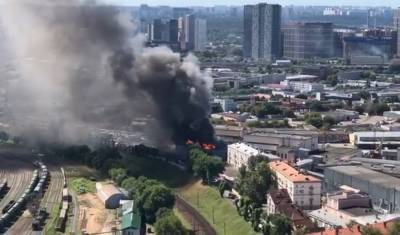 В Москве на территории бывшего завода загорелся склад