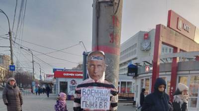 Суд в Перми приговорил участника акции с “чучелом Путина” к двум годам колонии