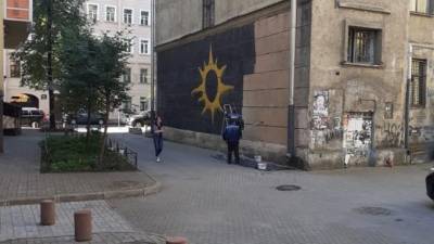 В Петербурге у "Камчатки" закрашивают граффити, посвященное Виктору Цою