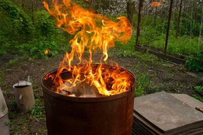 Во Львове женщина сжигала мусор в детском саду и загорелась сама