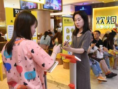 Руководство китайского ресторана извинилось за взвешивание посетителей перед заказом еды